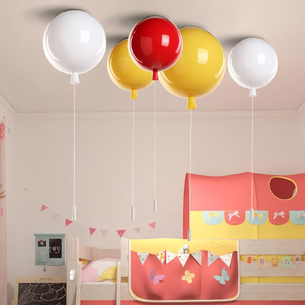 Suspension enfant ballon au plafond – Image 3